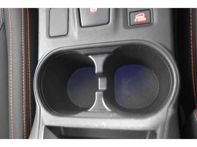 フロントカップホルダー装備ペットボトルなども置くことができます。