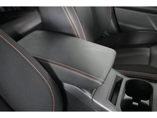 フロアーコンソールＢＯＸ　十分な容量を確保するとともに、アームレストとしても使える多機能的なコンソールＢＯＸです。