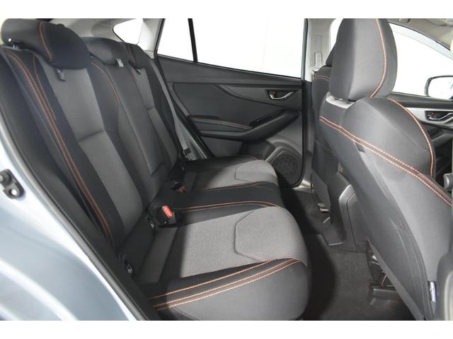 リヤシートもゆったりお過ごし頂けるスペースを確保しております♪