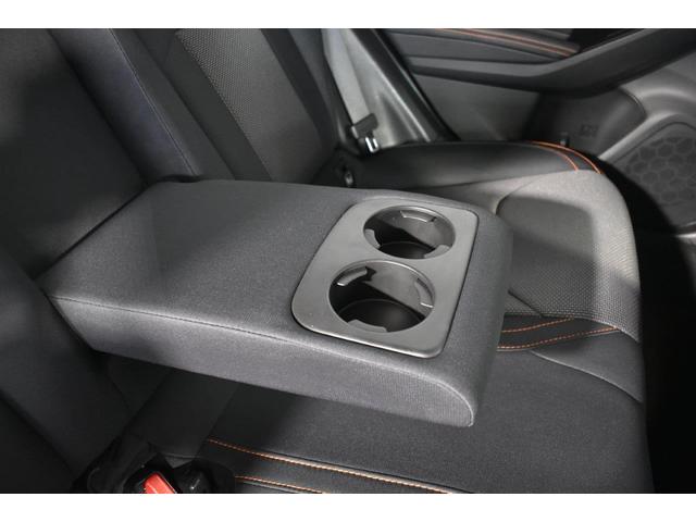 リヤシートセンターアームレスト。　カップホルダー付で、後席にも快適なドライブを提供します。