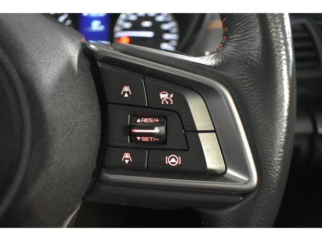 ステアリング右側に装備しているアイサイト・追尾スイッチ。こちらのスイッチにて高速走行時のアイサイト追尾巡航のＯＮ・ＯＦＦを行います。