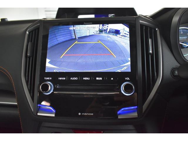 車両後方の映像を車内のディスプレイに表示し、駐車時や後退時の障害物や歩行者の確認を補助します。超広角レンズを採用し、広い範囲を映し出すことができます。