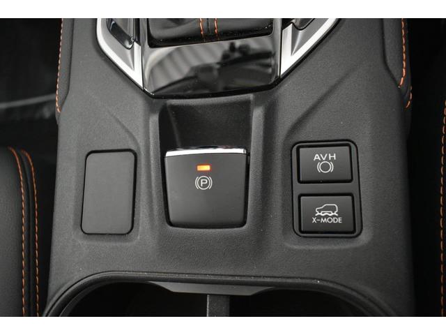 電動パーキングブレーキはスイッチ一つ（指で引く、または押す）でパーキングブレーキの作動・解除ができます。力が必要ないため、誰でも簡単に操作できます。