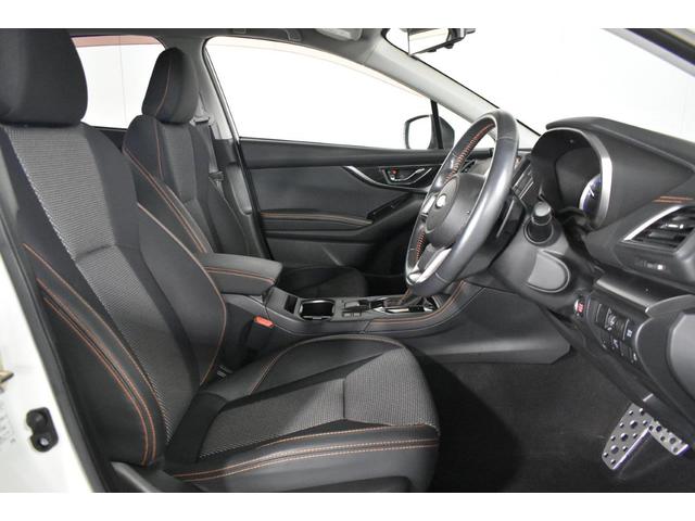 フロントのＡピラー（フロントガラスの柱）を細くしたり、リヤクオーターガラス（後部座席横の小さな窓）を大きくしたりするなど、死角を減らす設計がなされています。