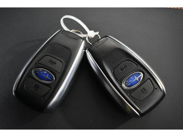 スマートキーを携帯していれば、ドアハンドルを握るだけで（または特定のスイッチを押すだけで）、鍵の解錠・施錠が可能です。鍵を取り出す必要がありません。