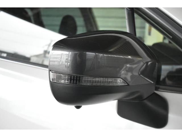 �h�A�~���[�J�����^�]�Ȃ���ł͊m�F���ɂ����ԗ��̍��O����A�^���̎��p���f���o���܂�