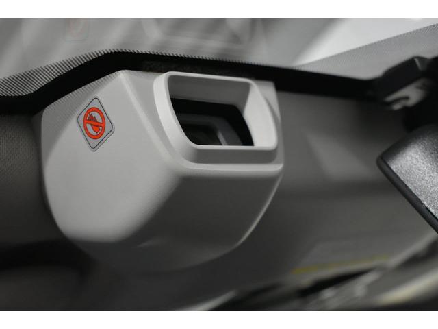 �ԗ��O���̃t�����g�K���X�㕔�ɐݒu���ꂽ�Q�̃J�������A�l���Q���Ƃ̋�����`��A�ړ����x���������x�ŔF�����܂��B����ɂ��A�Ώە����u�����v�����łȂ��A�u�ǂ��ɂ��邩�v�܂ł𗧑̓I�ɔc���ł��܂��B