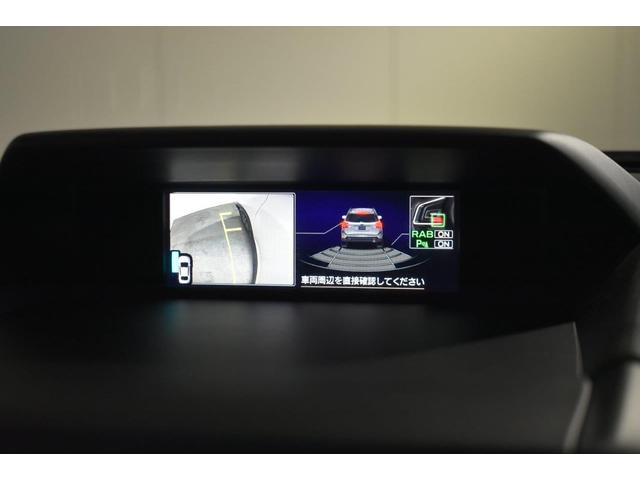 �A�C�T�C�g�̌�ގ��u���[�L�A�V�X�g�́A��ގ��Ɏԑ̌㕔�ɑ������ꂽ�\�i�[�Z���T�[����Q�������m���A�Փ˂̉\��������ꍇ�́A�x�񉹂ƌx���\���ŁA�i�K�I�ɒ��ӂ����N���܂��B