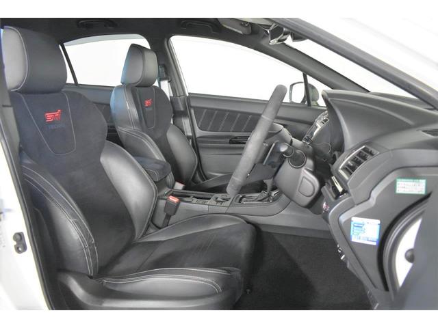 �t�����g�̂`�s���[�i�t�����g�K���X�̒��j���ׂ�������A�����N�I�[�^�[�K���X�i�㕔���ȉ��̏����ȑ��j��傫�������肷��ȂǁA���p�����炷�݌v���Ȃ���Ă��܂��B