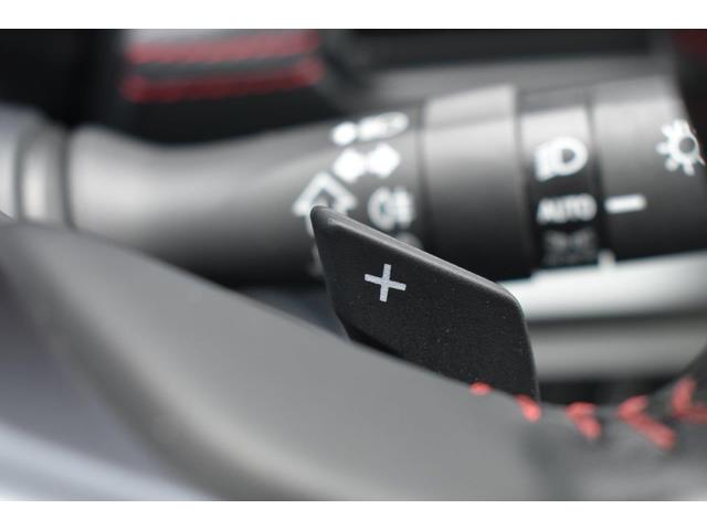 �^�]�҂��n���h�������𗣂����ɁA�}�j���A���g�����X�~�b�V�����Ԃ��^�]���Ă��邩�̂悤�ɁA�^���I�ȃM�A�`�F���W�i�ϑ���̕ύX�j���s�����߂̑��u�ł��B