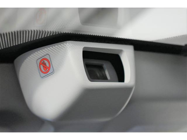 �ԗ��O���̃t�����g�K���X�㕔�ɐݒu���ꂽ�Q�̃J�������A�l���Q���Ƃ̋�����`��A�ړ����x���������x�ŔF�����܂��B����ɂ��A�Ώە����u�����v�����łȂ��A�u�ǂ��ɂ��邩�v�܂ł𗧑̓I�ɔc���ł��܂��B