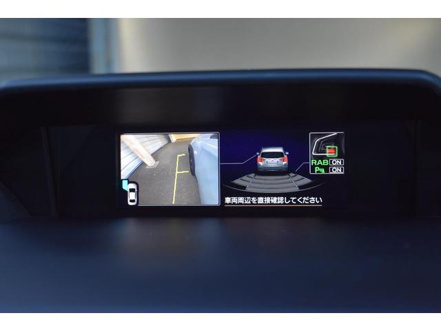 �A�C�T�C�g�̌�ގ��u���[�L�A�V�X�g�́A��ގ��Ɏԑ̌㕔�ɑ������ꂽ�\�i�[�Z���T�[����Q�������m���A�Փ˂̉\��������ꍇ�́A�x�񉹂ƌx���\���ŁA�i�K�I�ɒ��ӂ����N���܂��B