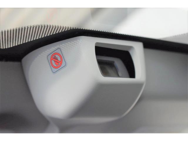 �ԗ��O���̃t�����g�K���X�㕔�ɐݒu���ꂽ�Q�̃J�������A�l���Q���Ƃ̋�����`��A�ړ����x���������x�ŔF�����܂��B����ɂ��A�Ώە����u�����v�����łȂ��A�u�ǂ��ɂ��邩�v�܂ł𗧑̓I�ɔc���ł��܂��B