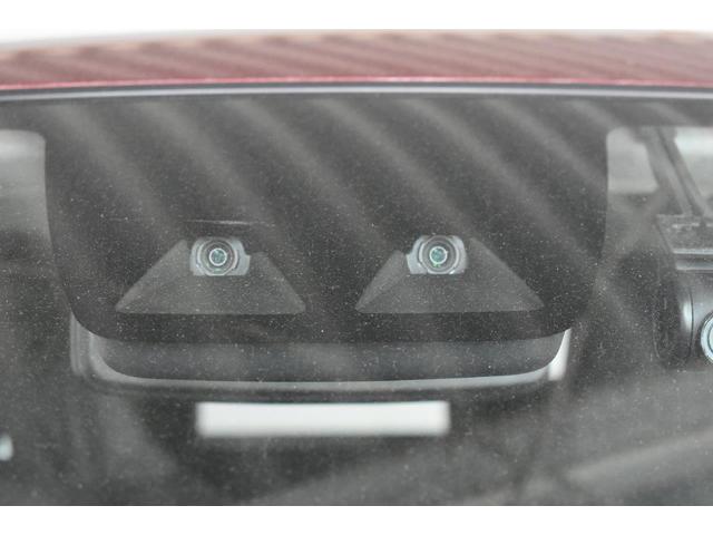 �X�}�[�g�A�V�X�g�́A�X�e���I�J�����ƃ\�i�[�Z���T�[�����s�҂��s�ԁA��Q���Ȃǂ̂��܂��܂ȏ���I�m�ɑ����A�^�]�҂ɒ��ӂ𑣂�����A�ً}�u���[�L���쓮�B���ʂȋ@�\�����Ȃ��̈��S�^�]���A�V�X�g���܂��B