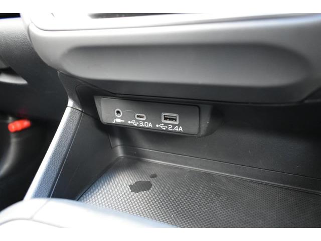 �X�}�[�g�t�H���Ȃǂ̏[�d�ɕ֗��Ȃt�r�a�o�͓d���i�s�������|�`�@�P���A�s�������|�b�@�P���j�𑕔����Ă��܂��B