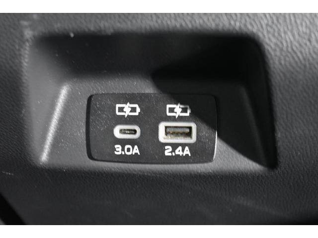 �X�}�[�g�t�H���Ȃǂ̏[�d�ɕ֗��Ȃt�r�a�o�͓d���i�s�������|�`�@�P���A�s�������|�b�@�P���j�𑕔����Ă��܂��B