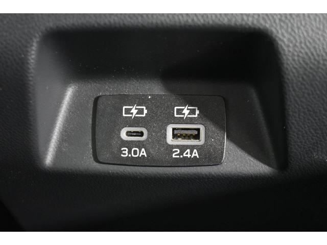 �X�}�[�g�t�H���Ȃǂ̏[�d�ɕ֗��Ȃt�r�a�o�͓d���i�s�������|�`�@�P���A�s�������|�b�@�P���j�𑕔����Ă��܂��B