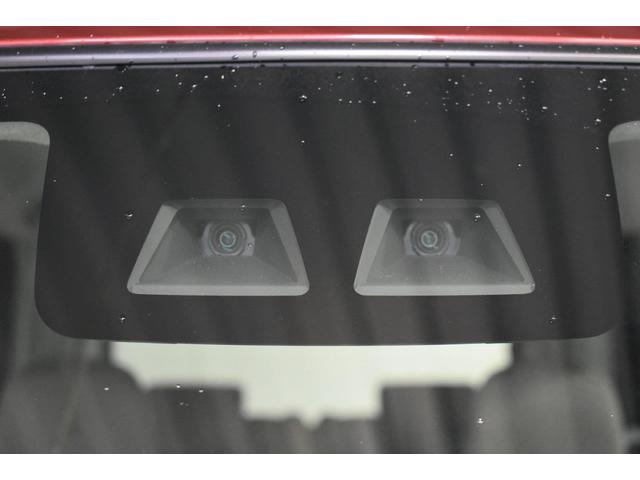 �X�}�[�g�A�V�X�g�́A�X�e���I�J�����ƃ\�i�[�Z���T�[�����s�҂��s�ԁA��Q���Ȃǂ̂��܂��܂ȏ���I�m�ɑ����A�^�]�҂ɒ��ӂ𑣂�����A�ً}�u���[�L���쓮�B���ʂȋ@�\�����Ȃ��̈��S�^�]���A�V�X�g���܂��B