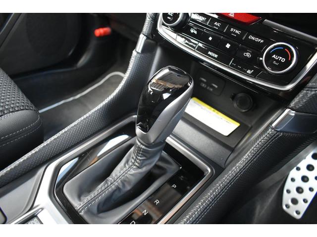 �V�t�g���o�[�͂k���^�̃V�t�g�`�F���W�ɂȂ��Ă��܂��āA�c�����W���s�ŁA�E���փ����W��؂�ւ��Ē������ŁA�}�j���A�����[�h�ł̑��s���y������Œ����܂��B