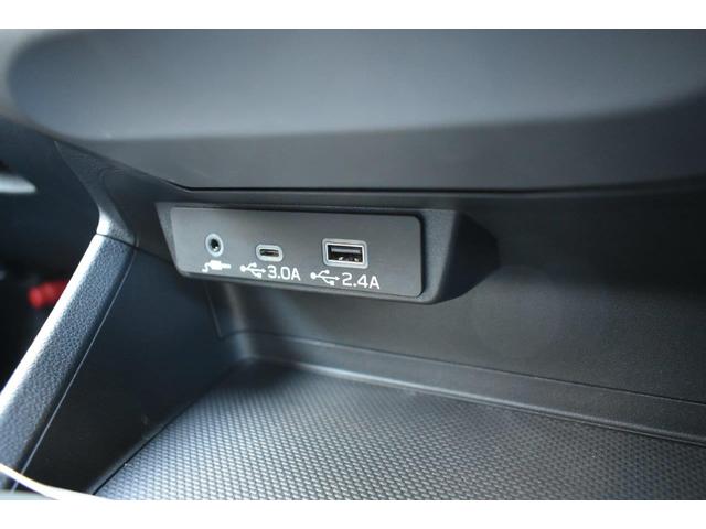 �X�}�[�g�t�H���Ȃǂ̏[�d�ɕ֗��Ȃt�r�a�o�͓d���i�s�������|�`�@�P���A�s�������|�b�@�P���j�𑕔����Ă��܂��B