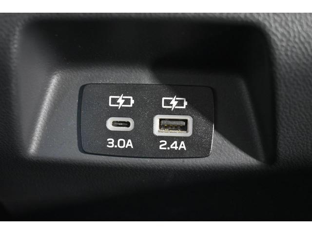 �X�}�[�g�t�H���Ȃǂ̏[�d�ɕ֗��Ȃt�r�a�o�͓d���i�s�������|�`�@�P���A�s�������|�b�@�P���j�𑕔����Ă��܂��B