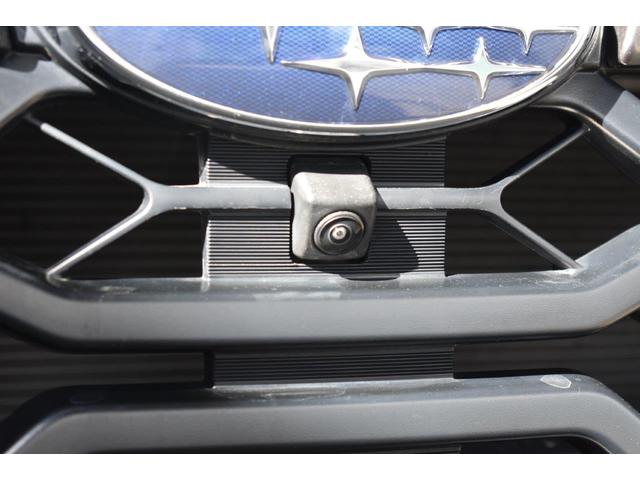 �t�����g�O�����ɑ������ꂽ�J�����̉f�����f�B�X�v���C�ɕ\���B���Ԃ̑O���̗l�q���m�F�ł��A���ʂ��̈��������_�⒓�ԁE���i���Ȃǂ̑O���m�F���T�|�[�g���܂��B