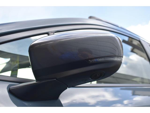 �����h�A�~���[�ɑ������ꂽ�J�����̉f�����f�B�X�v���C�ɕ\���B���Ԃ̗����ʂ̗l�q���m�F�ł��A�������ւ̐i���₷��Ⴂ�A���H�[�ւ̕��񂹒��ԂȂǂ������S���čs�����Ƃ��ł��܂��B