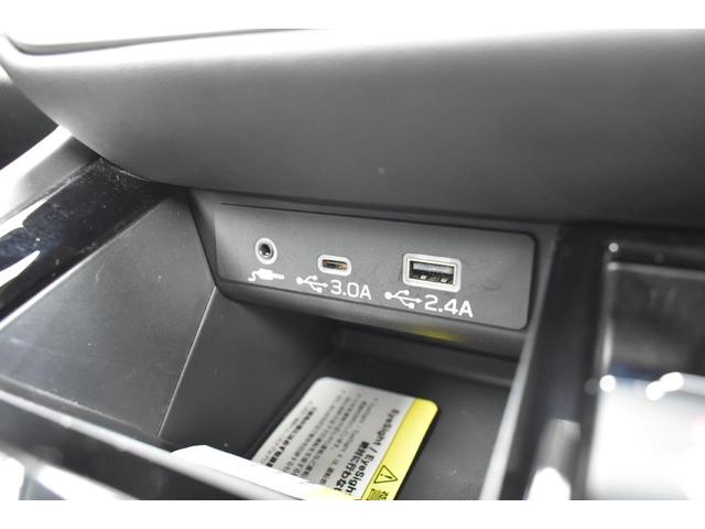 �X�}�[�g�t�H���Ȃǂ̏[�d�ɕ֗��Ȃt�r�a�o�͓d���i�s�������|�`�@�P���A�s�������|�b�@�P���j�𑕔����Ă��܂��B