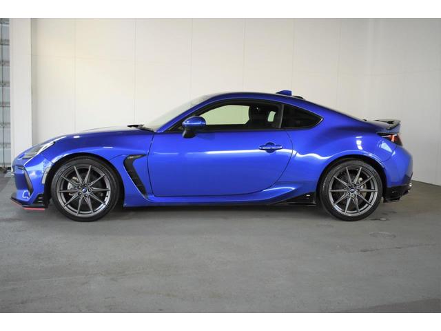 �A���~���[�t�̗̍p��Ⴂ�S���ŏd�S�����_�E���B����ɏd�ʕ����ł��邾���ԑ̒��S�֏W�������邱�Ƃɂ��A�ԗ��̃��[����}���ďr�q�ȓ����������炷��d�S�����������A�񓪐��̍����D�ꂽ���񐫔\���m��