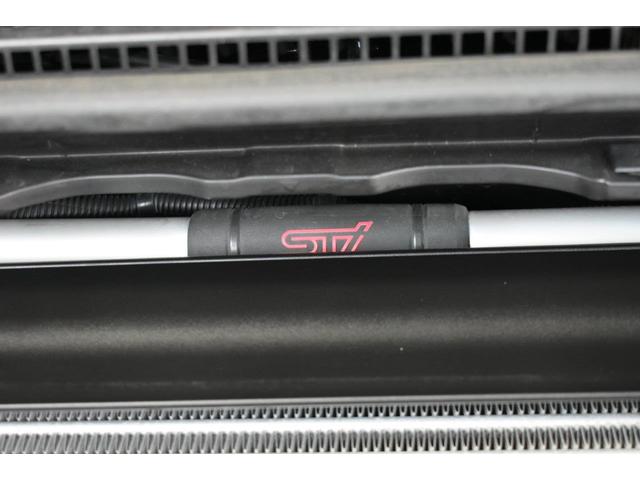 �r�s�h�t���L�V�u���^���[�o�[���O�ւ̍��E�X�g���b�g�����ԃ^���[�o�[�̒������A�֐߂̂悤�ȃ����N�{�[���ŃW���C���g�B�R�[�i�����O�f�ւ̉����������߂A�c�����̓˂��グ�����Ȃ₩�ɋz�����܂��B