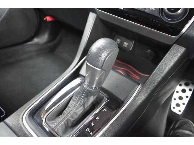 �V�t�g���o�[�͂k���^�̃V�t�g�`�F���W�ɂȂ��Ă��܂��āA�c�����W���s�ŁA�E���փ����W��؂�ւ��Ē������ŁA�}�j���A�����[�h�ł̑��s���y������Œ����܂��B