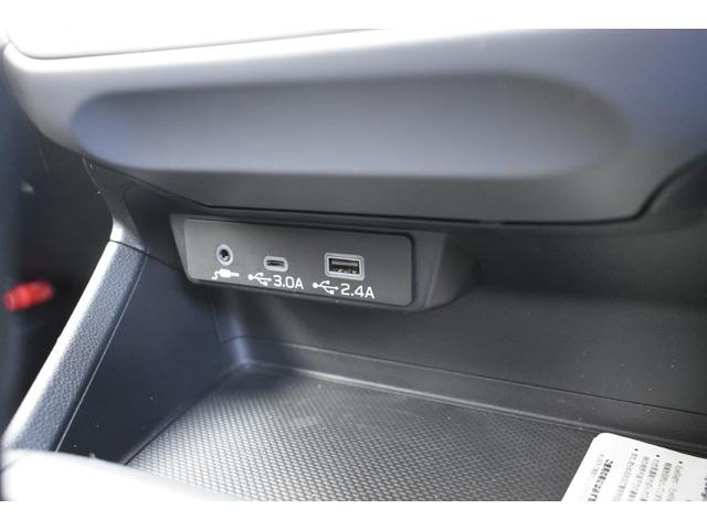 �X�}�[�g�t�H���Ȃǂ̏[�d�ɕ֗��Ȃt�r�a�o�͓d���i�s�������|�`�@�P���A�s�������|�b�@�P���j�𑕔����Ă��܂��B