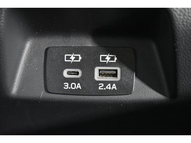 �X�}�[�g�t�H���Ȃǂ̏[�d�ɕ֗��Ȃt�r�a�o�͓d���i�s�������|�`�@�P���A�s�������|�b�@�P���j�𑕔����Ă��܂��B