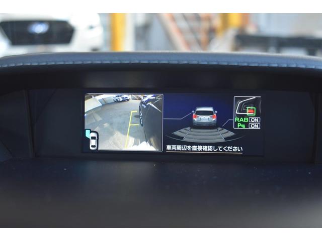 ����ȑ��h�A�~���[�ɑ������ꂽ�J�����̉f�����f�B�X�v���C�ɕ\���B