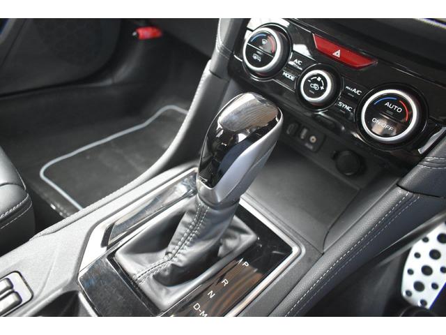 �V�t�g���o�[�͂k���^�̃V�t�g�`�F���W�ɂȂ��Ă��܂��āA�c�����W���s�ŁA�E���փ����W��؂�ւ��Ē������ŁA�}�j���A�����[�h�ł̑��s���y������Œ����܂��B