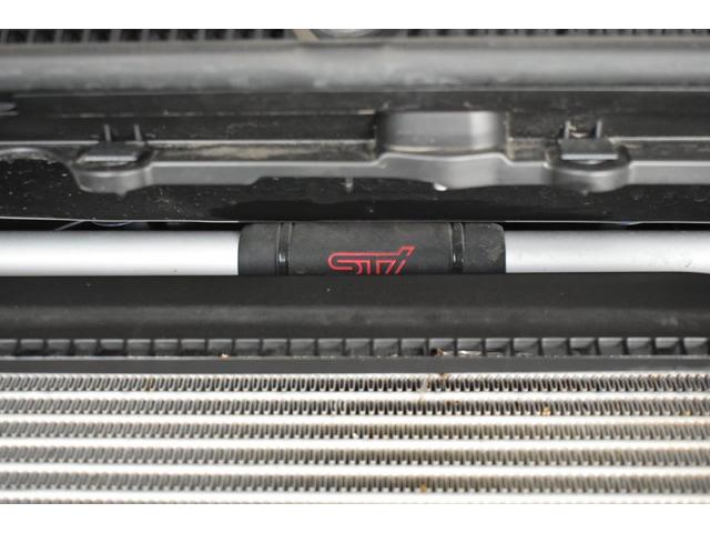 �O�ւ̍��E�X�g���b�g�����ԃ^���[�o�[�̒������A�֐߂̂悤�ȃ����N�{�[���ŃW���C���g�B�R�[�i�����O�f�ւ̉����������߂A�c�����̓˂��グ�����Ȃ₩�ɋz�����܂��B