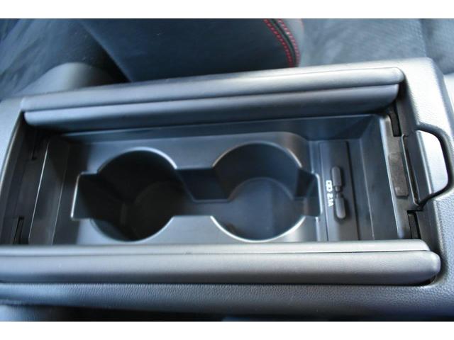 �R���\�[���{�b�N�X���ɂ́A�X�}�[�g�t�H���Ȃǂ̏[�d���\�Ȃt�r�a�o�͓d���i�c�b�T�u�j��ݒu�B�܂��O���[�u�{�b�N�X���ɂ͓d���\�P�b�g�i�c�b�P�Q�u�j������Ă��܂��B