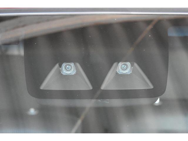 �X�}�[�g�A�V�X�g�́A�X�e���I�J�����ƃ\�i�[�Z���T�[�����s�҂��s�ԁA��Q���Ȃǂ̂��܂��܂ȏ���I�m�ɑ����A�^�]�҂ɒ��ӂ𑣂�����A�ً}�u���[�L���쓮�B���ʂȋ@�\�����Ȃ��̈��S�^�]���A�V�X�g���܂��B