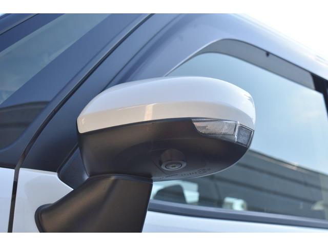 �����h�A�~���[�ɑ������ꂽ�J�����̉f�����f�B�X�v���C�ɕ\���B���Ԃ̗����ʂ̗l�q���m�F�ł��A�������ւ̐i���₷��Ⴂ�A���H�[�ւ̕��񂹒��ԂȂǂ������S���čs�����Ƃ��ł��܂��B