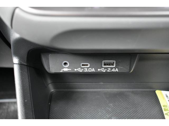 �X�}�[�g�t�H���Ȃǂ̏[�d�ɕ֗��Ȃt�r�a�o�͓d���i�s�������|�`�@�P���A�s�������|�b�@�P���j�𑕔����Ă��܂��B