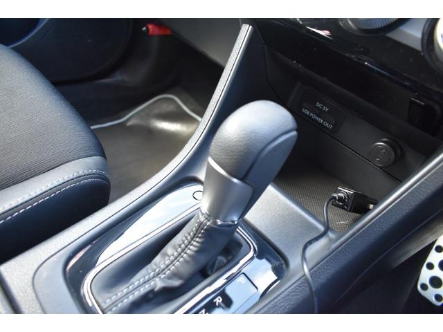 �V�t�g���o�[�͂k���^�̃V�t�g�`�F���W�ɂȂ��Ă��܂��āA�c�����W���s�ŁA�E���փ����W��؂�ւ��Ē������ŁA�}�j���A�����[�h�ł̑��s���y������Œ����܂��B