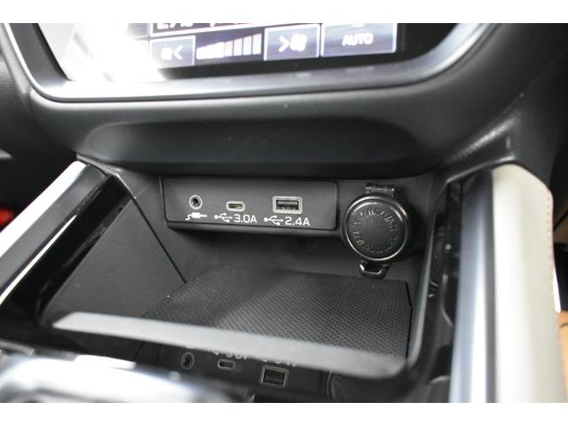 �X�}�[�g�t�H���Ȃǂ̏[�d�ɕ֗��Ȃt�r�a�o�͓d���i�s�������|�`�@�P���A�s�������|�b�@�P���j�𑕔����Ă��܂��B