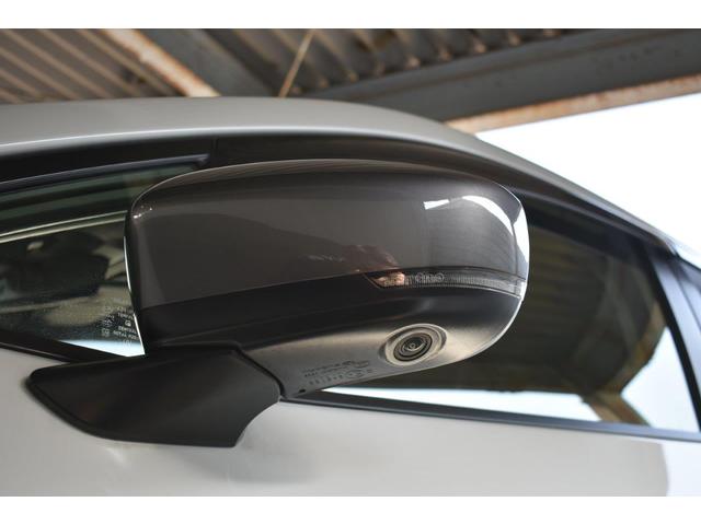 �����h�A�~���[�ɑ������ꂽ�J�����̉f�����f�B�X�v���C�ɕ\���B���Ԃ̗����ʂ̗l�q���m�F�ł��A�������ւ̐i���₷��Ⴂ�A���H�[�ւ̕��񂹒��ԂȂǂ������S���čs�����Ƃ��ł��܂��B