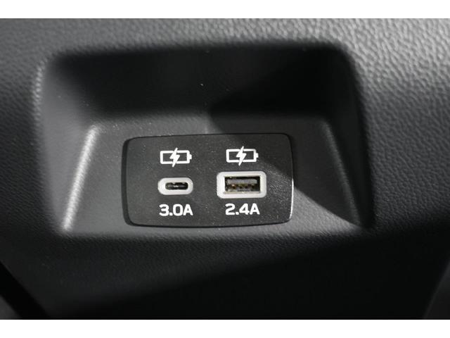 �X�}�[�g�t�H���Ȃǂ̏[�d�ɕ֗��Ȃt�r�a�o�͓d���i�s�������|�`�@�P���A�s�������|�b�@�P���j�𑕔����Ă��܂��B