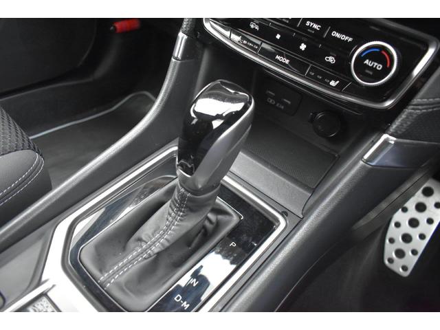 �V�t�g���o�[�͂k���^�̃V�t�g�`�F���W�ɂȂ��Ă��܂��āA�c�����W���s�ŁA�E���փ����W��؂�ւ��Ē������ŁA�}�j���A�����[�h�ł̑��s���y������Œ����܂��B