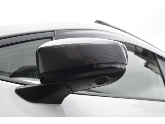 �����h�A�~���[�ɑ������ꂽ�J�����̉f�����f�B�X�v���C�ɕ\���B���Ԃ̗����ʂ̗l�q���m�F�ł��A�������ւ̐i���₷��Ⴂ�A���H�[�ւ̕��񂹒��ԂȂǂ������S���čs�����Ƃ��ł��܂��B