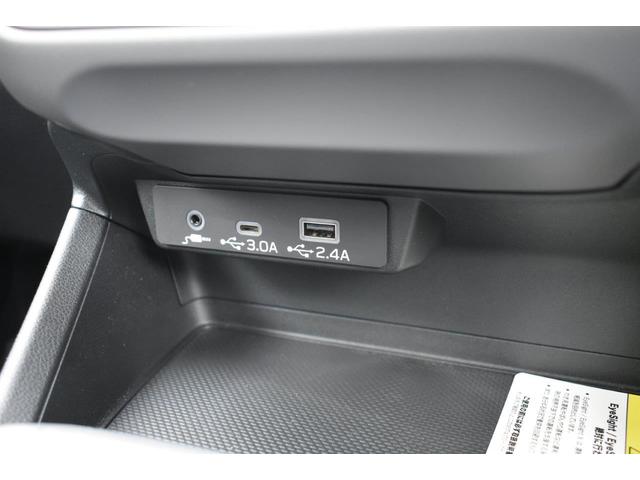 �X�}�[�g�t�H���Ȃǂ̏[�d�ɕ֗��Ȃt�r�a�o�͓d���i�s�������|�`�@�P���A�s�������|�b�@�P���j�𑕔����Ă��܂��B