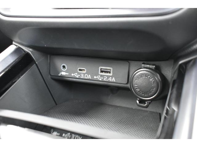 �X�}�[�g�t�H���Ȃǂ̏[�d�ɕ֗��Ȃt�r�a�o�͓d���i�s�������|�`�@�P���A�s�������|�b�@�P���j�𑕔����Ă��܂��B