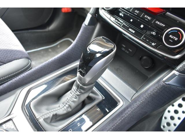 �V�t�g���o�[�͂k���^�̃V�t�g�`�F���W�ɂȂ��Ă��܂��āA�c�����W���s�ŁA�E���փ����W��؂�ւ��Ē������ŁA�}�j���A�����[�h�ł̑��s���y������Œ����܂��B