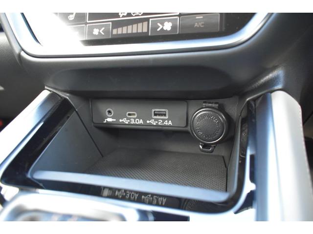 �X�}�[�g�t�H���Ȃǂ̏[�d�ɕ֗��Ȃt�r�a�o�͓d���i�s�������|�`�@�P���A�s�������|�b�@�P���j�𑕔����Ă��܂��B